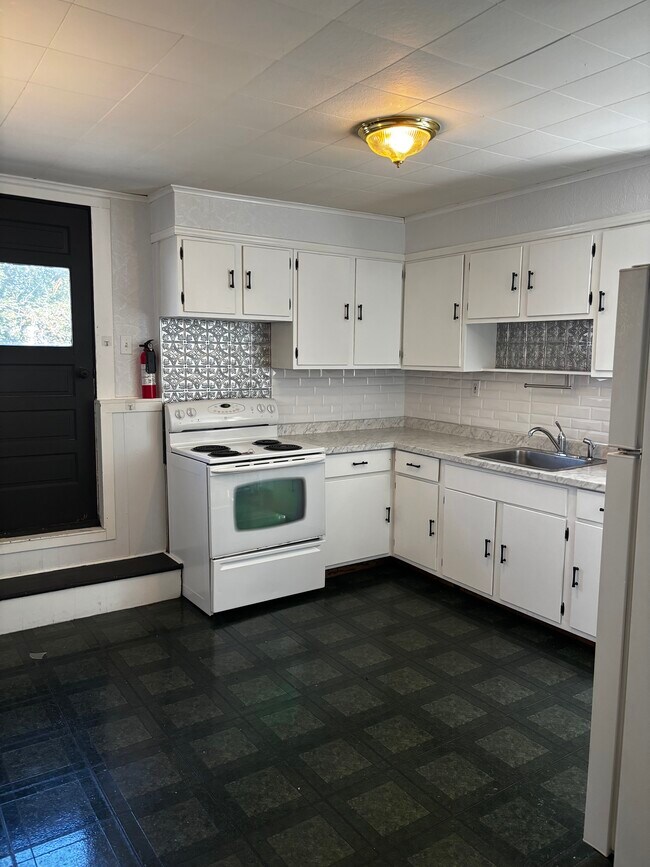 Primary Photo - 15 Maple St