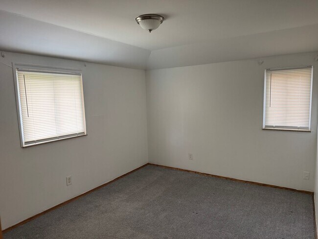 Building Photo - 4942-4944 Beacon Hill