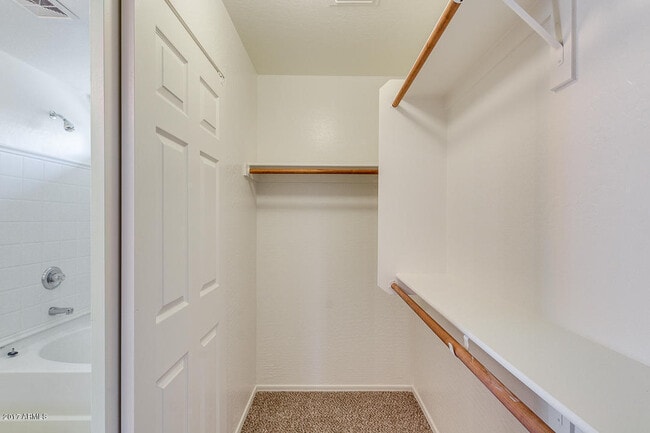 Building Photo - 4BR 3 FULL BATHROOMS W/ HUGE LOFT AND LARGE MASTER
