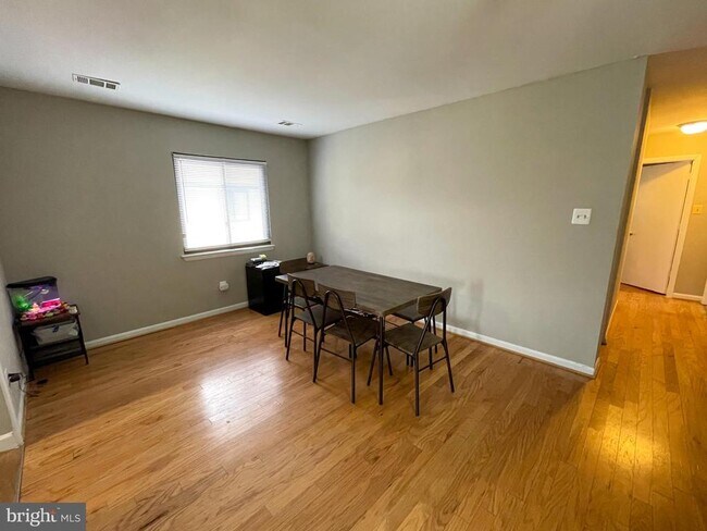 Building Photo - 8413 Alameda Ct