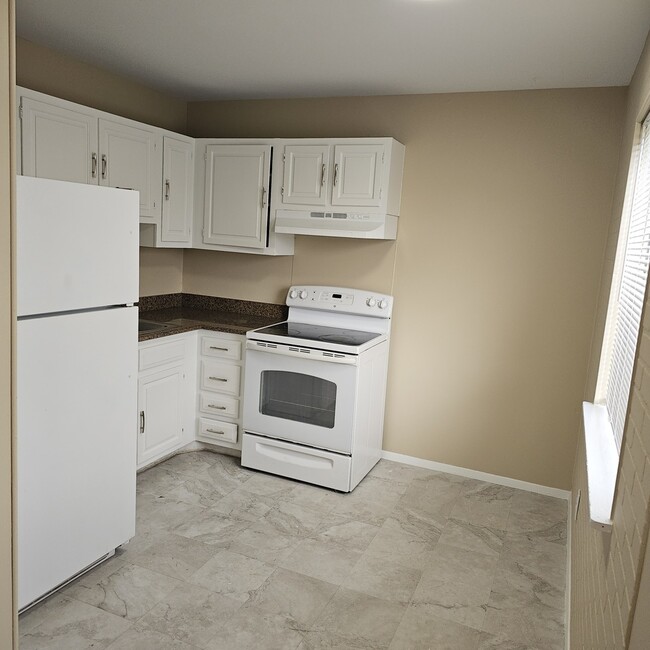 Building Photo - 1351 Monomoy St
