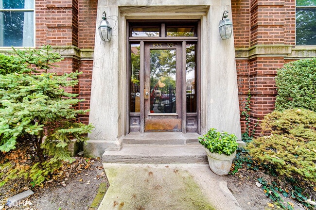 Primary Photo - 833 W Lawrence Ave