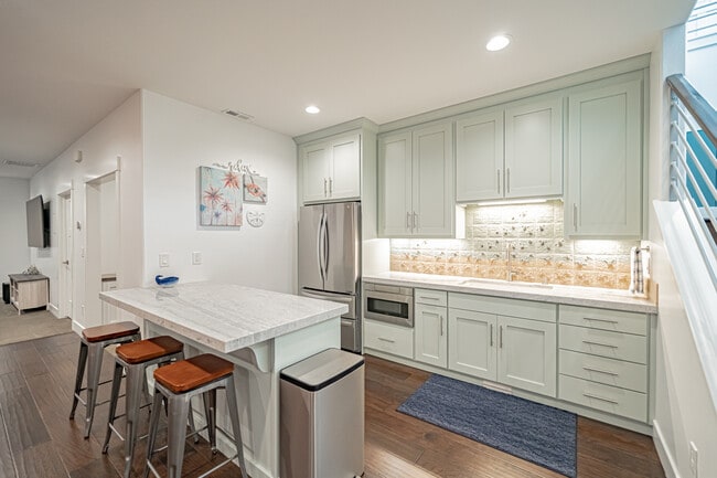 Building Photo - 949 Greenwillow Ln