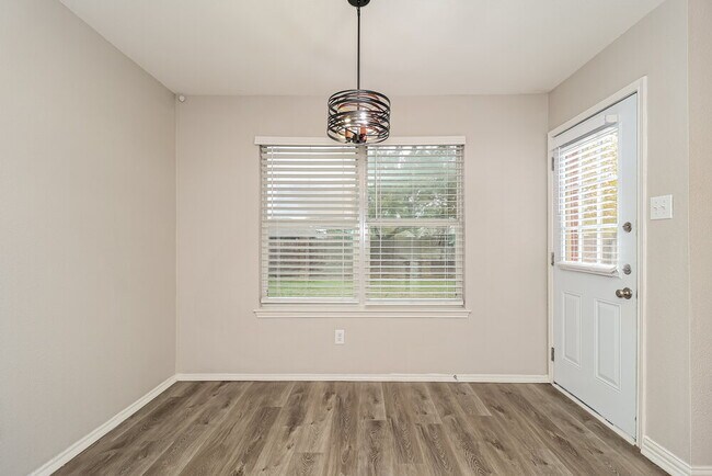 Building Photo - 113 Oak Hollow Ln