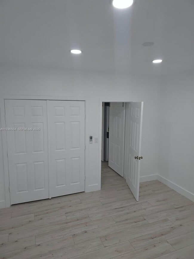 Building Photo - 14410 NE 5th Pl