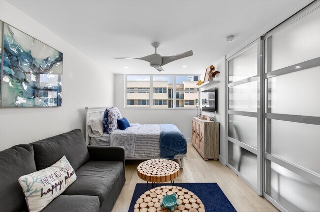 Building Photo - 1236 Hillsboro Mile