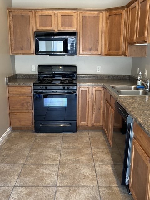 Building Photo - Well-maintained 3 bed/2 bath condo near Sky Mountain golf course.