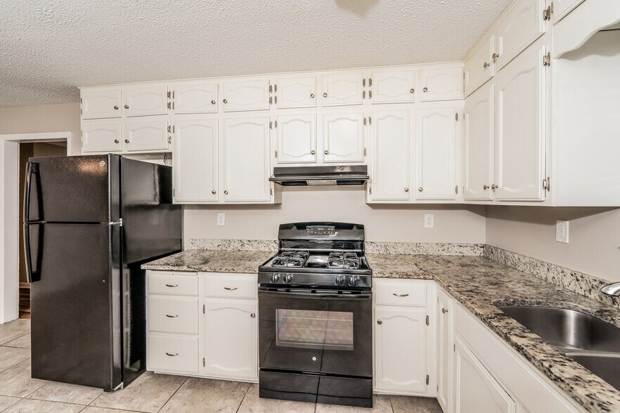 Building Photo - 5823 Willow Crest Dr