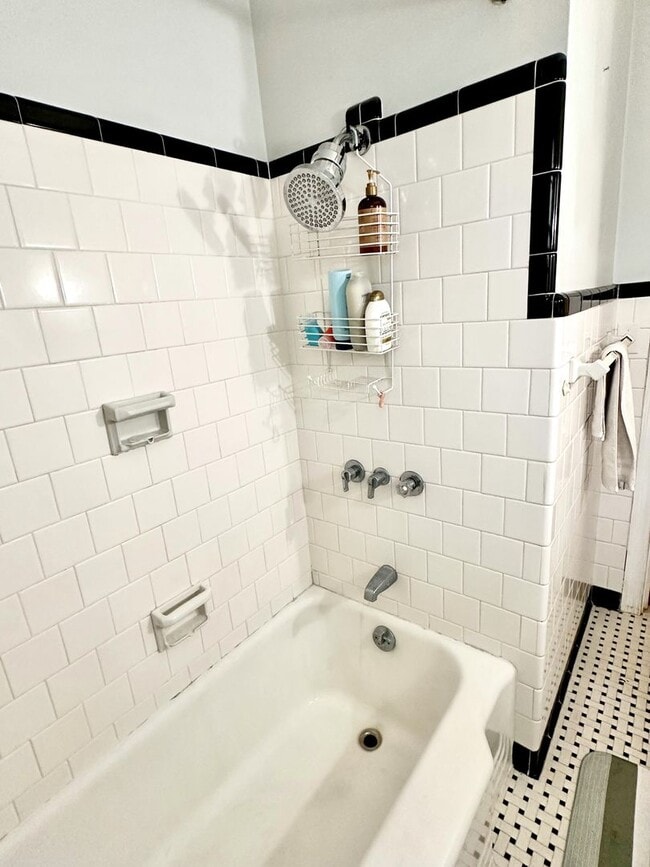 Building Photo - 2 Bedroom | 1 Bathroom Home – Downtown Cha...