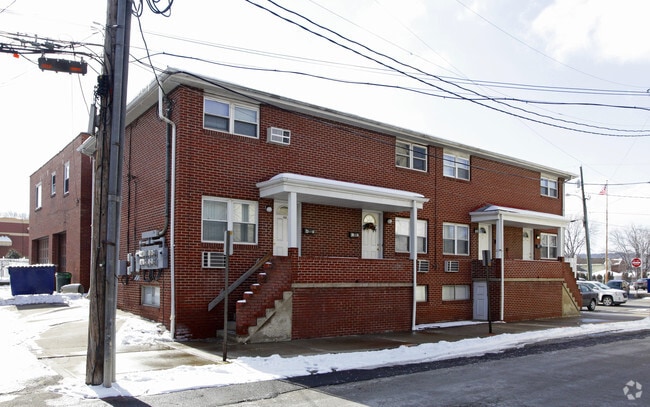Primary Photo - Des-Lyn Apartments