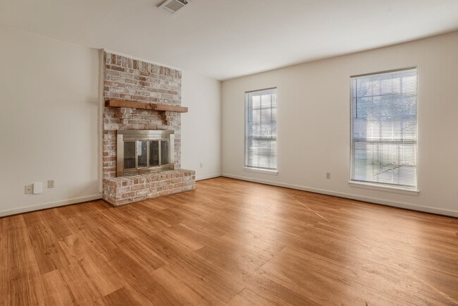 Building Photo - 2019 Lake Creek Dr