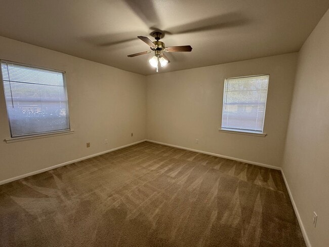 Building Photo - Corner Lot Waco Home