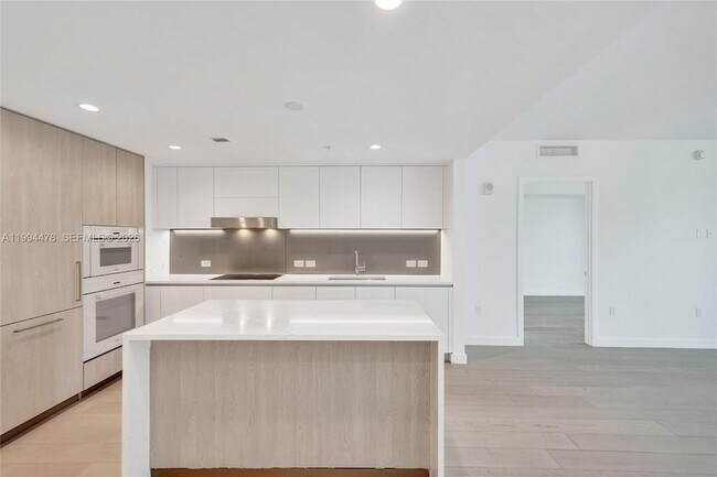 Building Photo - 9221 E Bay Harbor Dr