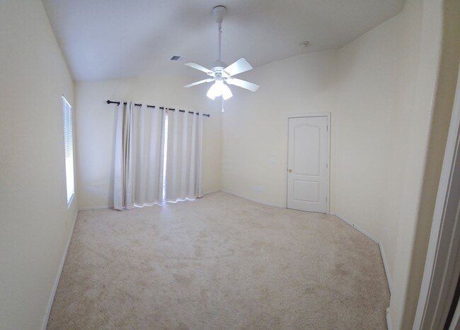 Building Photo - Nice 2 Bedroom, 1.5 Bathroom, Single Car G...