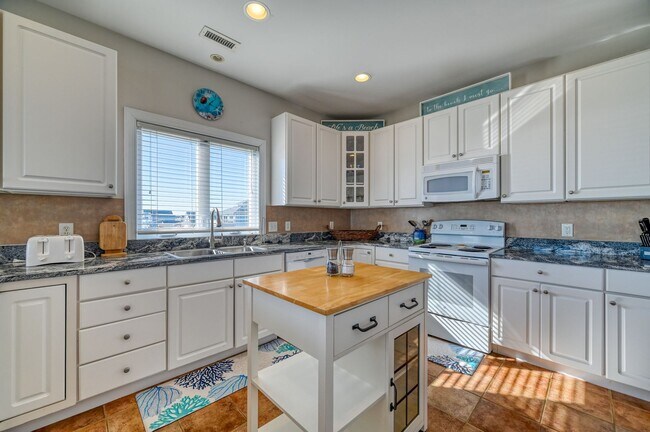 Building Photo - OFF-SEASON FURNISHED MONTHLY RENTAL