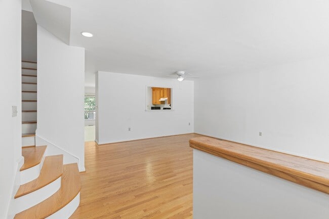 Building Photo - Spacious Townhouse with Basement in Farmvi...