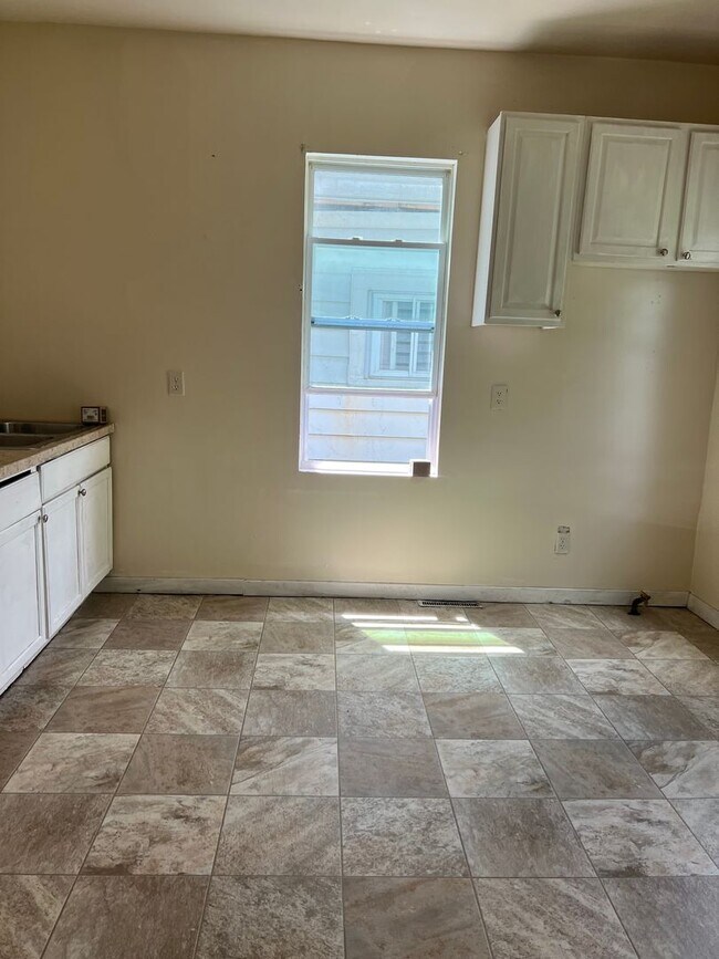 Building Photo - 3215 N 34th St