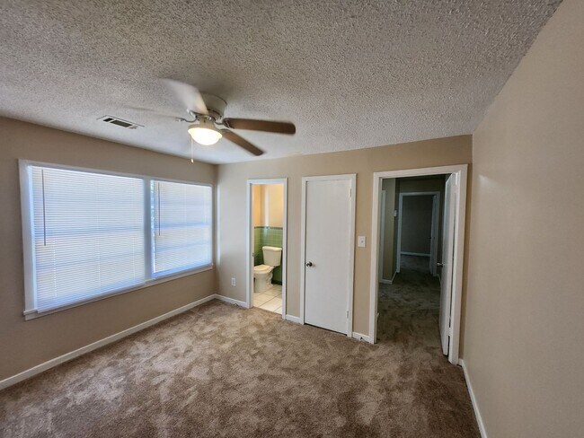 Building Photo - 2427 Young Dr