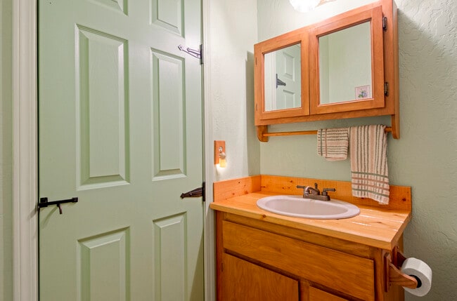 Building Photo - 2888 Echo Cave Ovi