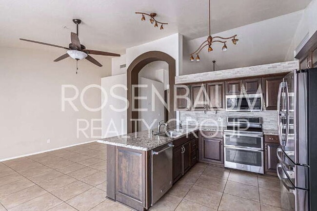 Building Photo - Gorgeous 3-bedrooms, 2-baths home in the d...