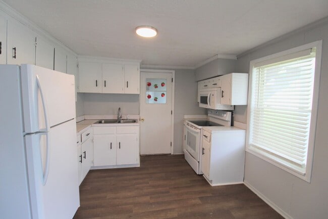 Primary Photo - Larger Renovated 2 Bed / 1 Bath Apartment ...