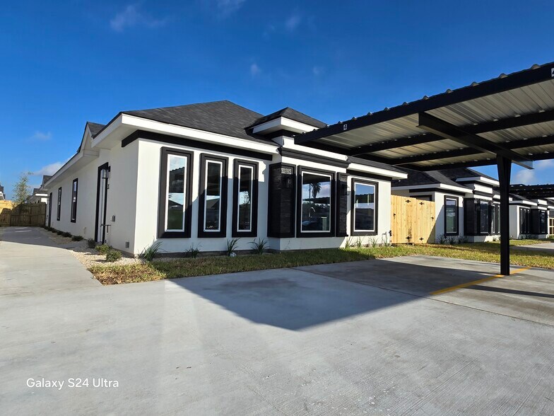 Building Photo - 1420 S Xanthia St