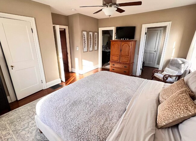 Building Photo - Large 3 Bedroom Home!