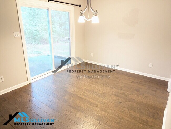 Building Photo - 4101 Five Oaks Dr