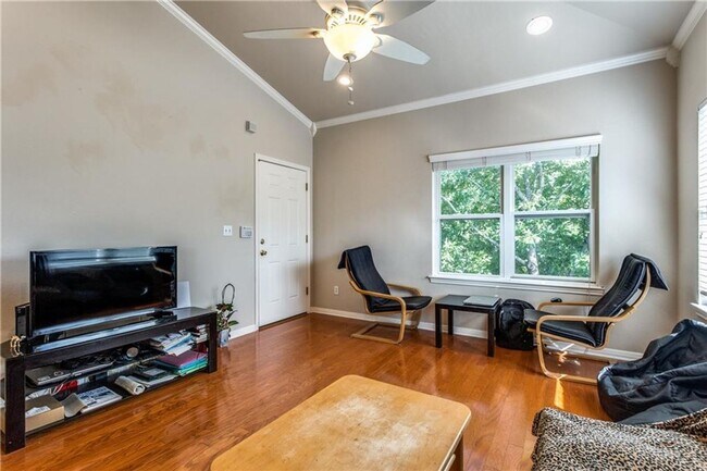 Building Photo - 3011 Speedway