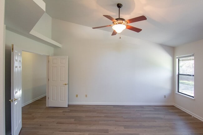 Building Photo - Beautiful Home in Country Heights!
