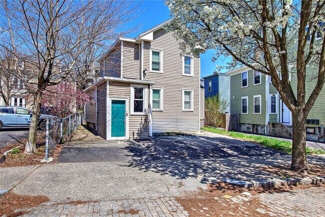 Building Photo - 220 Carpenter St