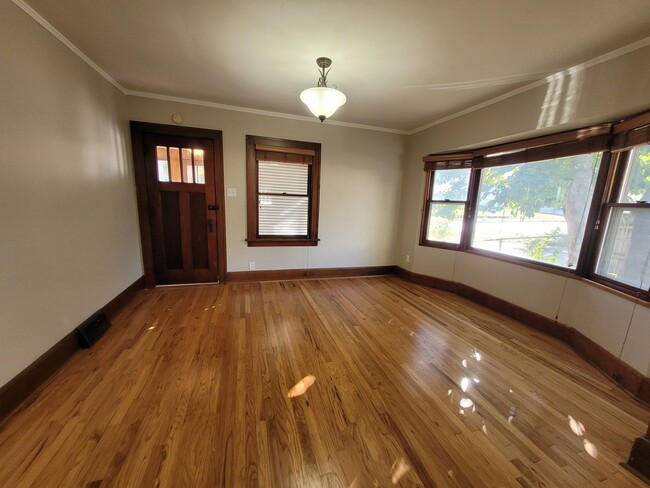 Building Photo - Two bedroom home, beautiful hardwood floors!