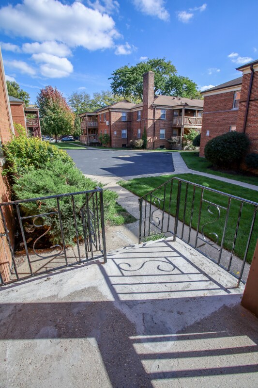 Building Photo - 2117 W Farragut Ave