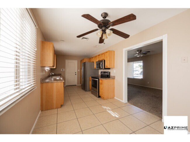 Building Photo - Live in Comfort and Style in this Beautifu...