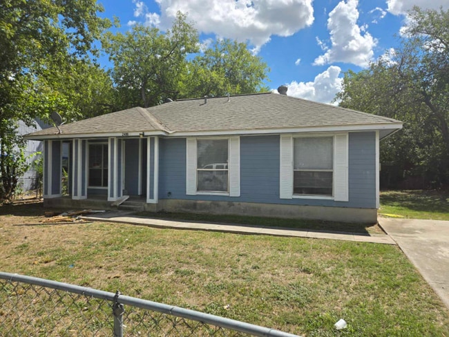 Building Photo - 2406 S Laredo St