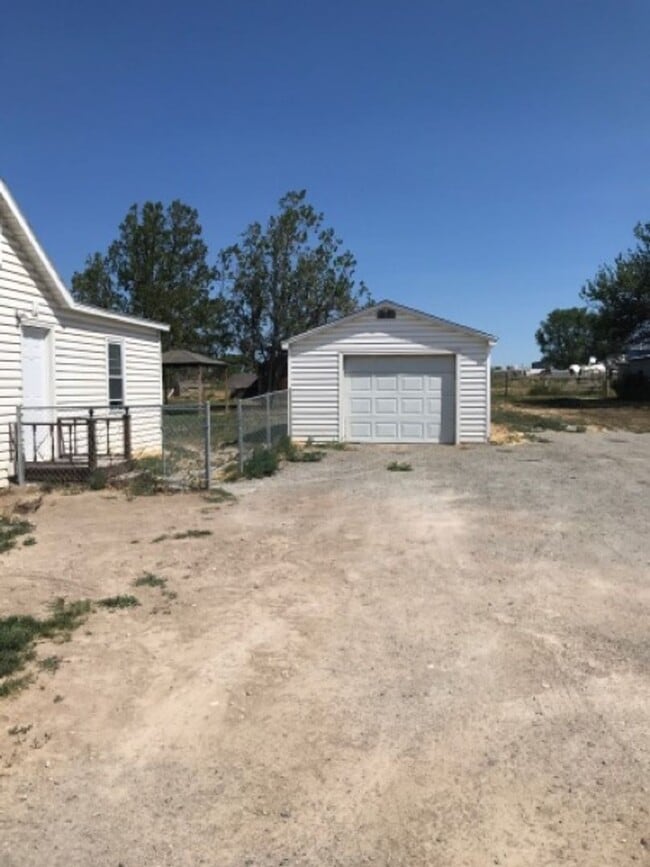 Building Photo - 2095 Orchard Dr E