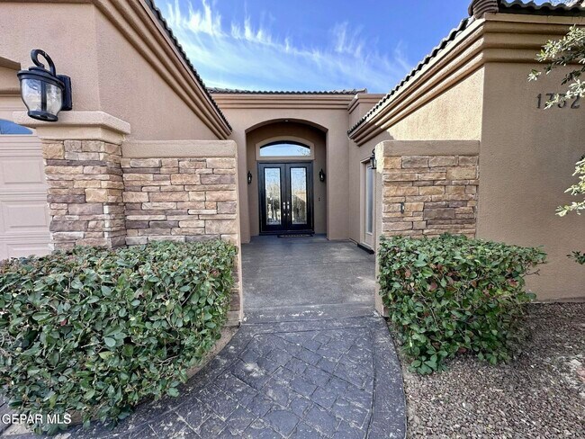 Building Photo - 1332 Calle Lago Dr