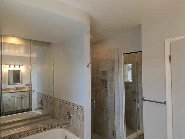 Building Photo - 582 S Everett Ct