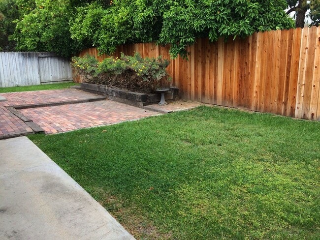 Building Photo - 4 Bedroom Townhouse - Ideal for Chapman St...