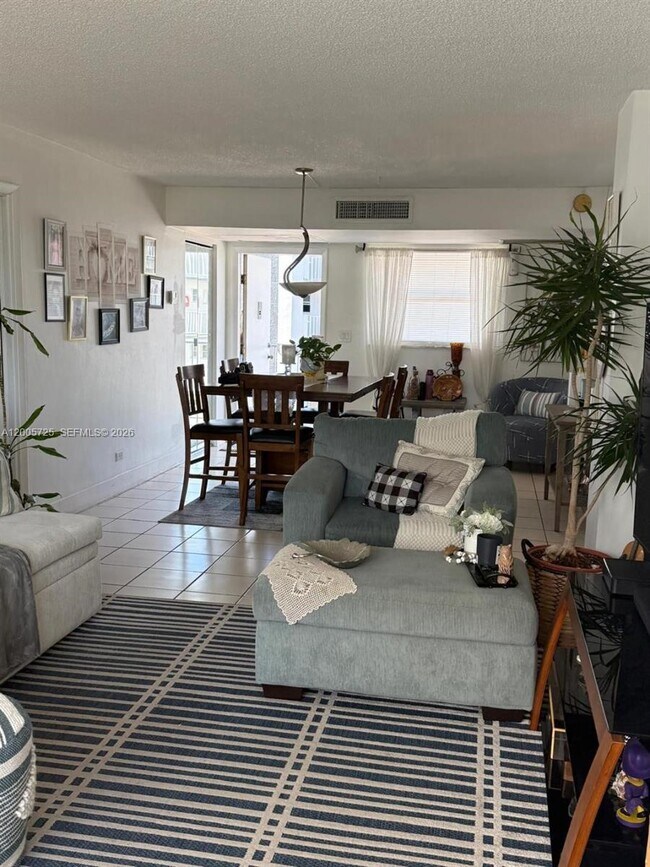 Building Photo - 447 NE 195th St