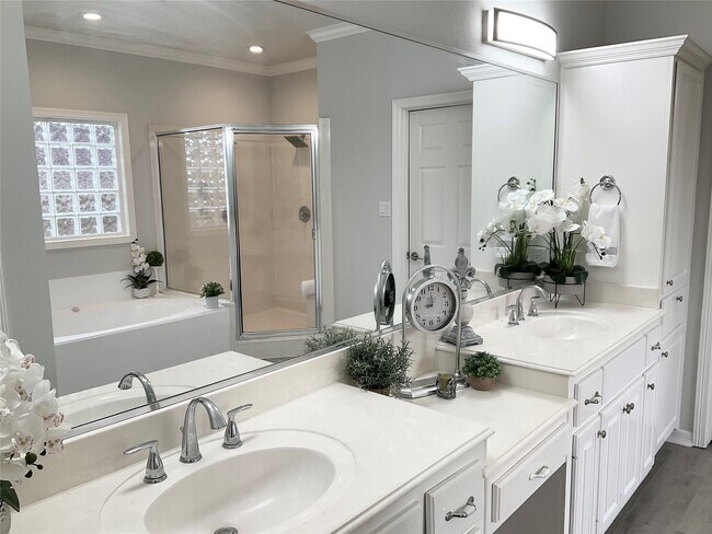 Building Photo - 25818 Overlake Dr