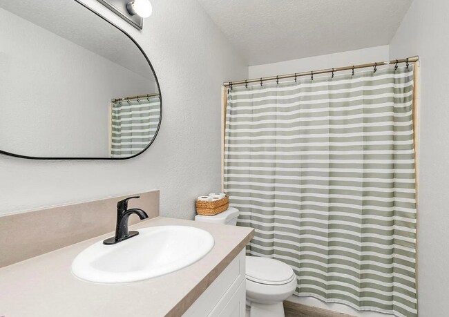Building Photo - Beautiful 3 Bedroom 2 Bath