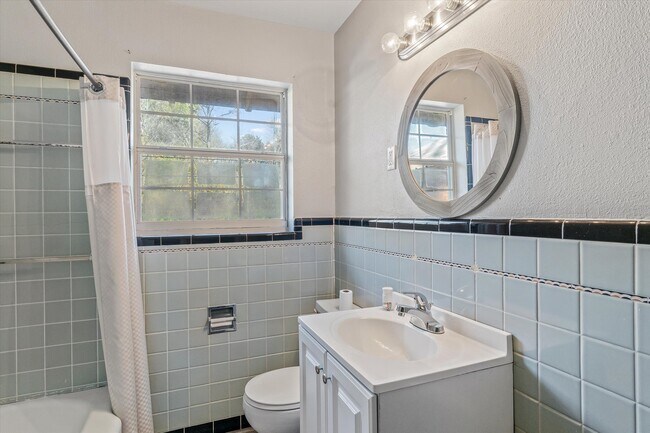 Building Photo - 175 E Elm St