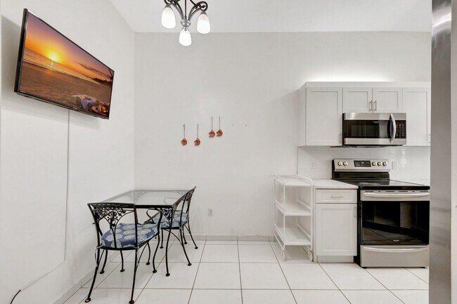 Building Photo - 5403 Verona Dr