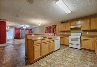 Building Photo - 909 Simi Dr