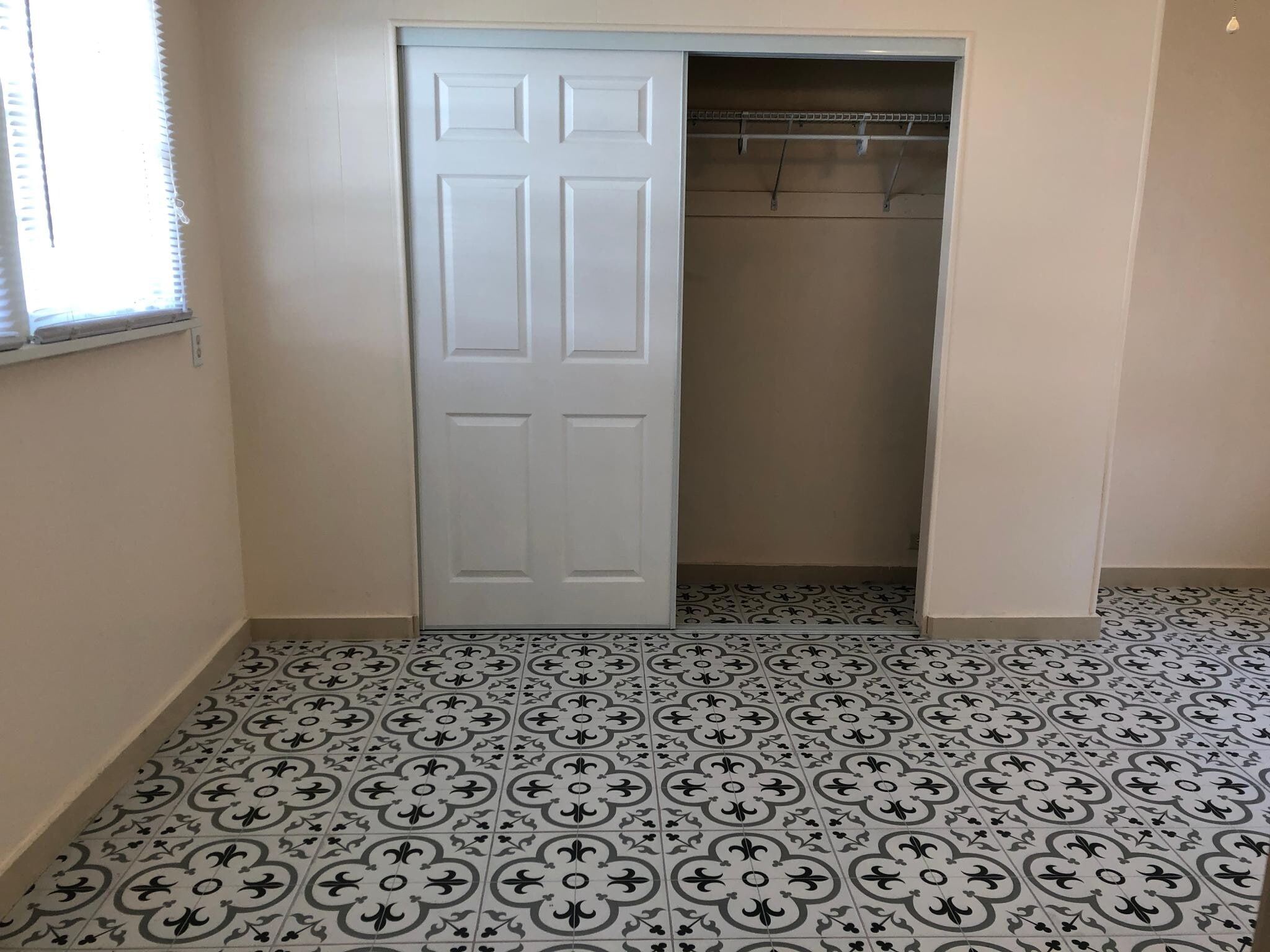 Main bedroom with 10' closet, tile floor - 714 Spring St
