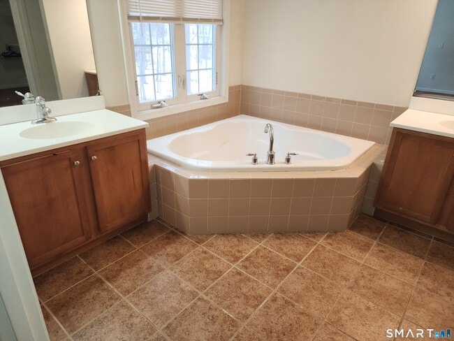 Building Photo - 158 Sterling Dr