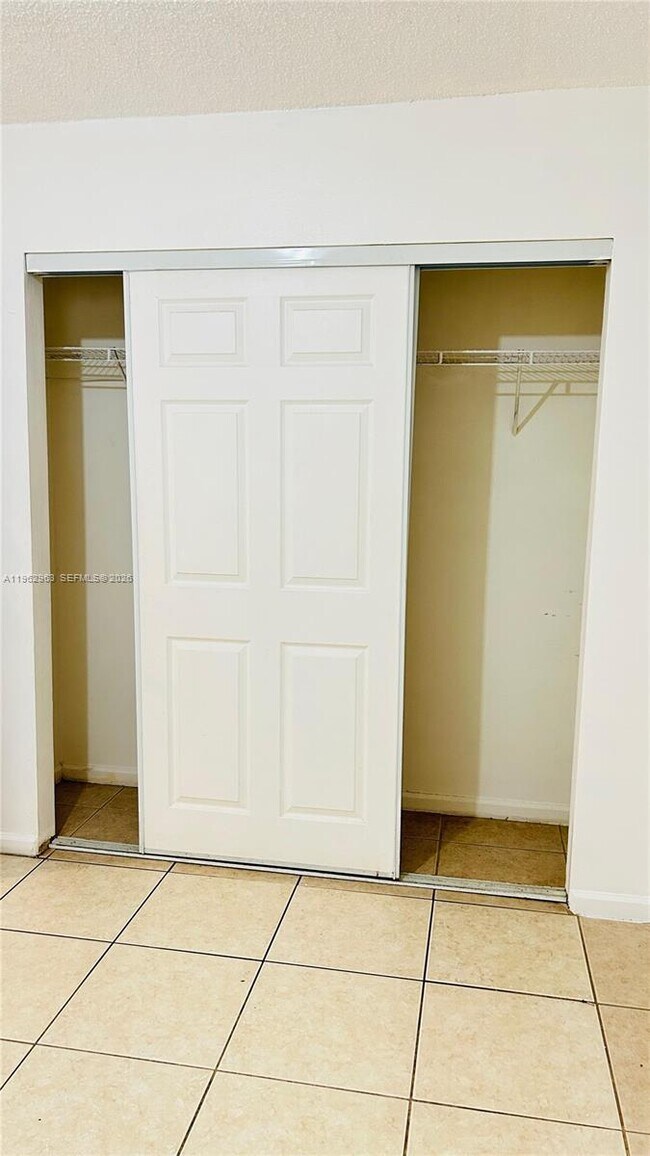 Building Photo - 978 SW 10th Dr