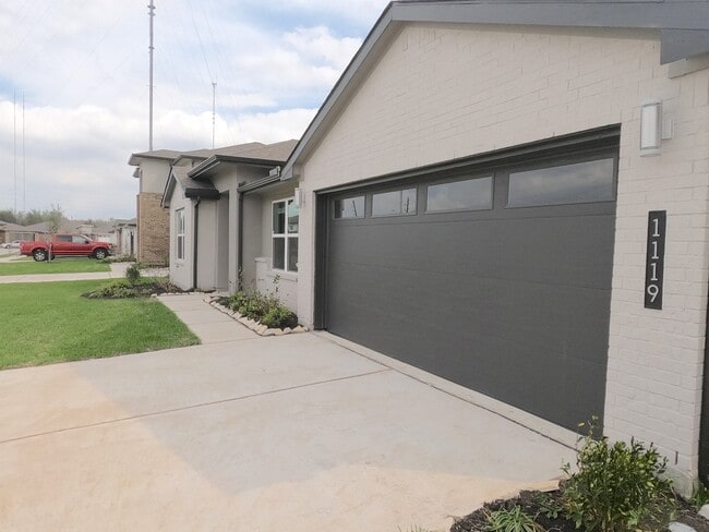 Building Photo - 1119 Hyde Lk Ln