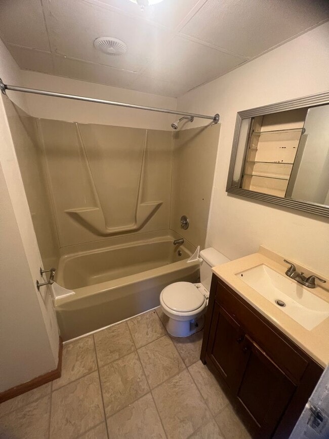 Building Photo - Large West Side 4 Bedroom House